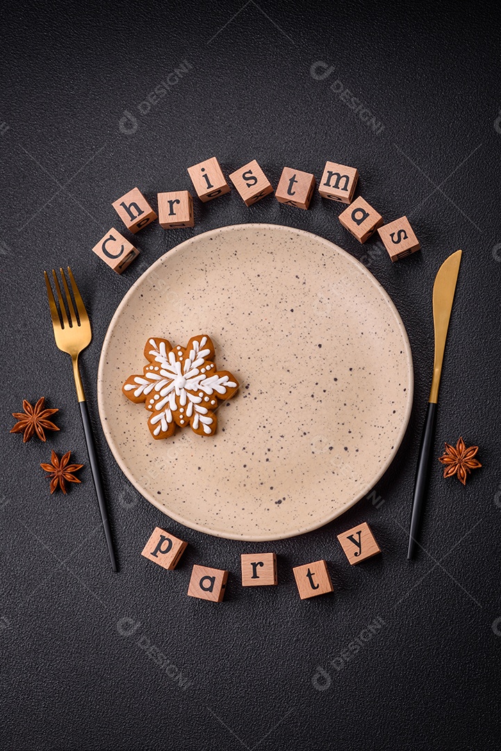 Lindos biscoitos de gengibre de Natal em uma placa cerâmica redonda sobre um fundo de concreto texturizado
