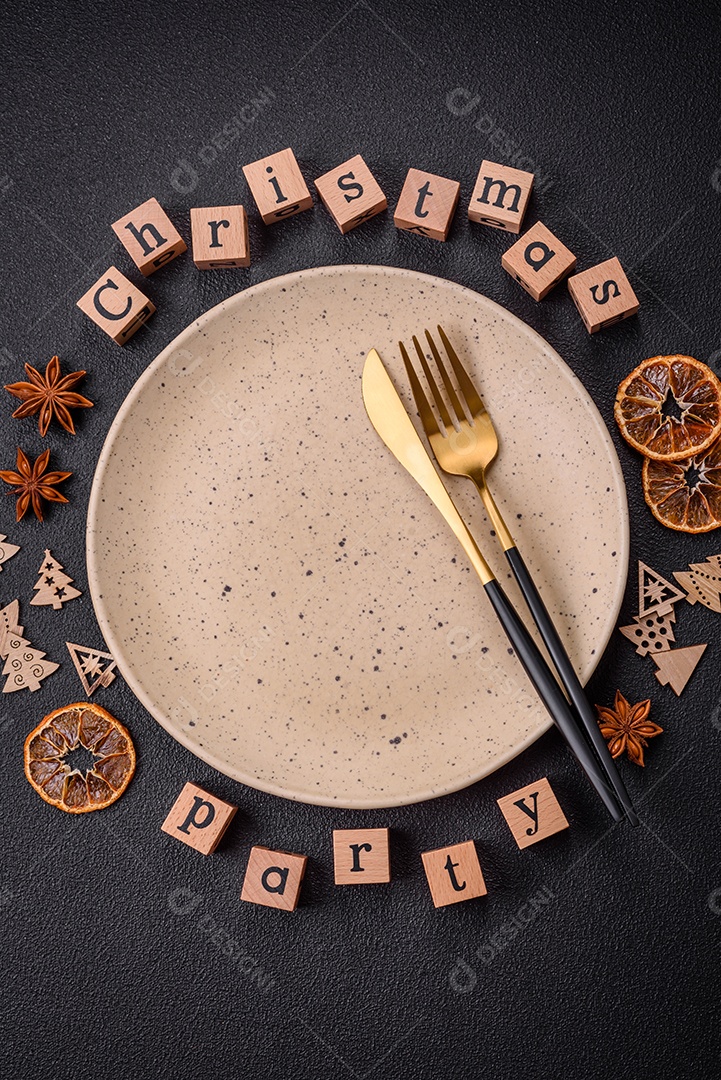Lindos biscoitos de gengibre de Natal em uma placa cerâmica redonda sobre um fundo de concreto texturizado