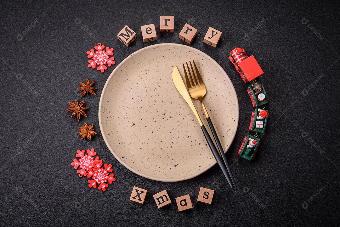 Lindos biscoitos de gengibre de Natal em uma placa cerâmica redonda sobre um fundo de concreto texturizado