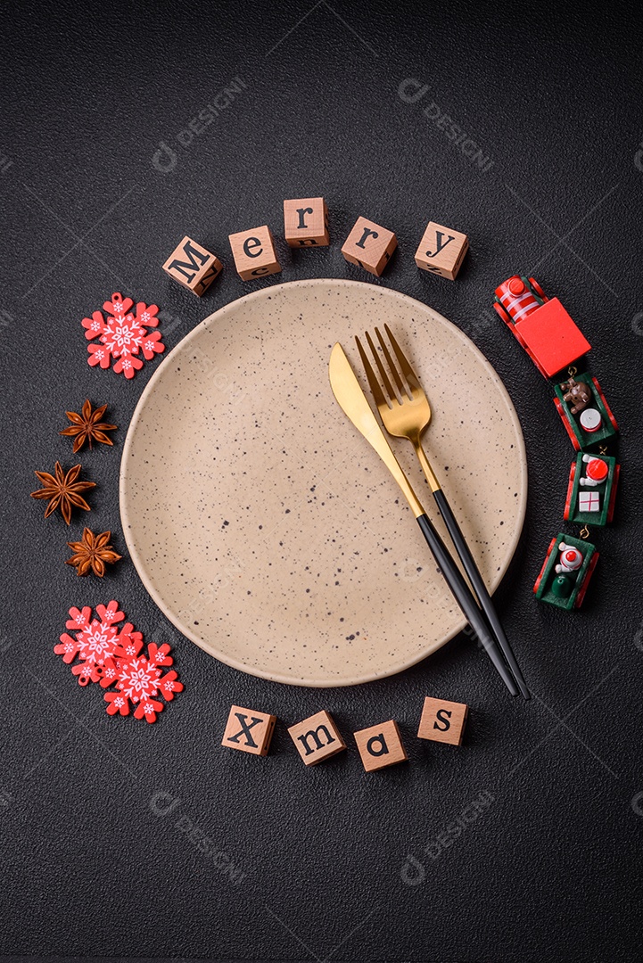 Lindos biscoitos de gengibre de Natal em uma placa cerâmica redonda sobre um fundo de concreto texturizado
