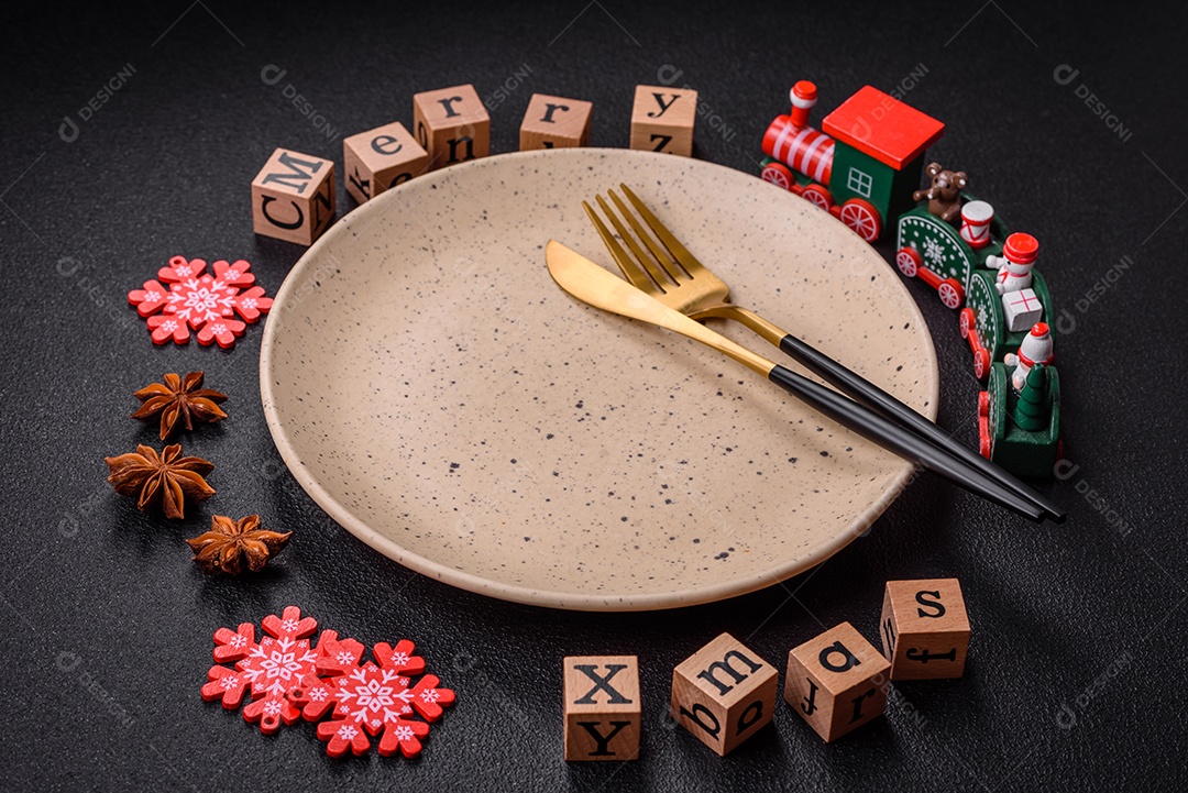 Lindos biscoitos de gengibre de Natal em uma placa cerâmica redonda sobre um fundo de concreto texturizado