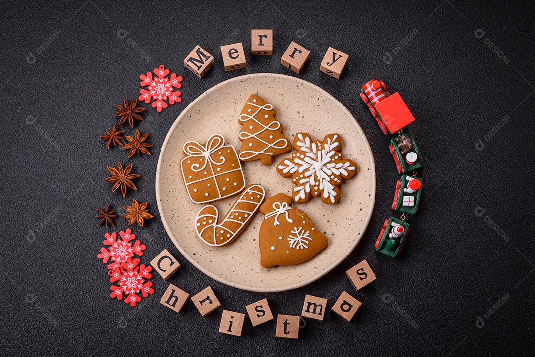 Lindos biscoitos de gengibre de Natal em uma placa cerâmica redonda sobre um fundo de concreto texturizado