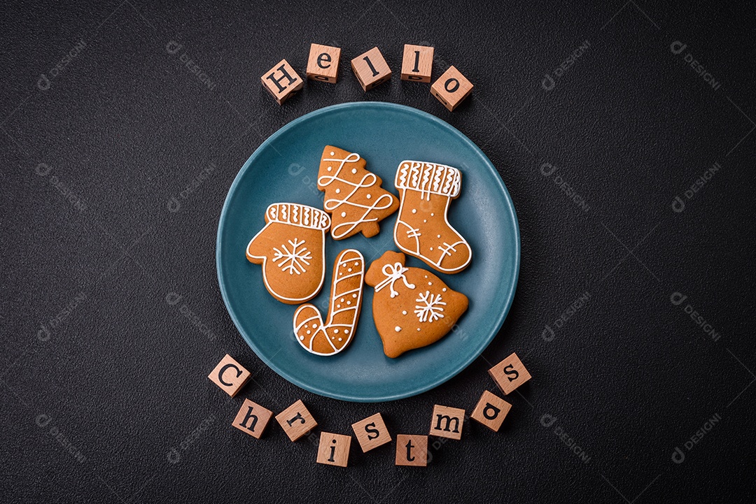 Linda composição de Natal com espaço de cópia com inscrição em cubos de madeira sobre fundo de concreto pret