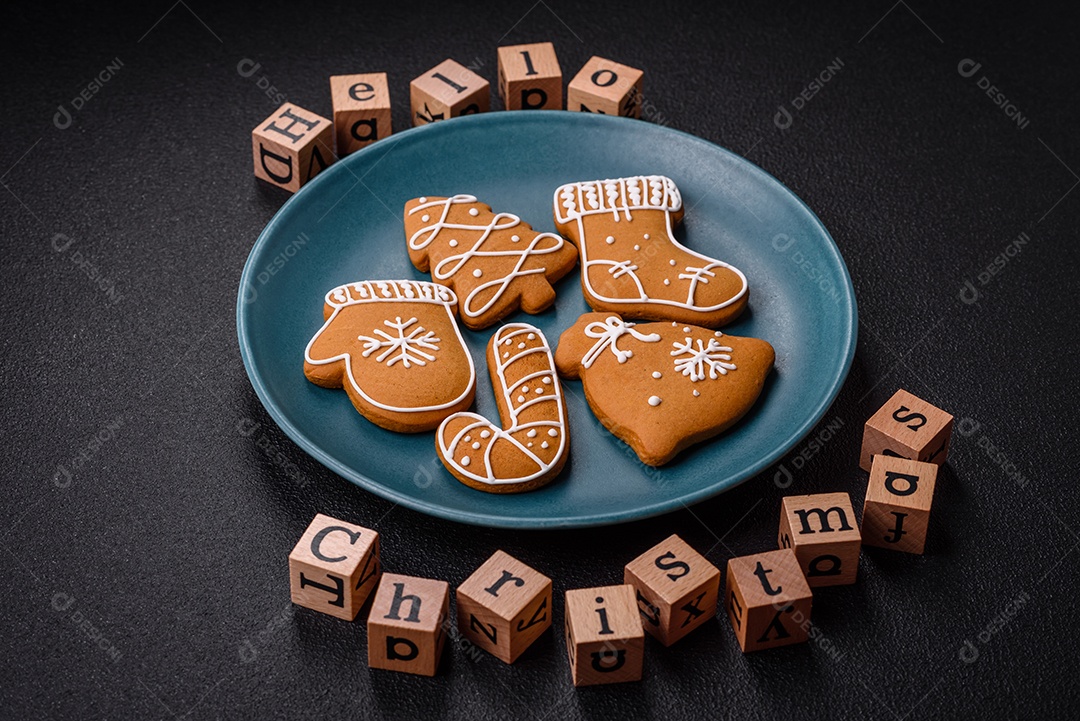 Linda composição de Natal com espaço de cópia com inscrição em cubos de madeira sobre fundo de concreto preto