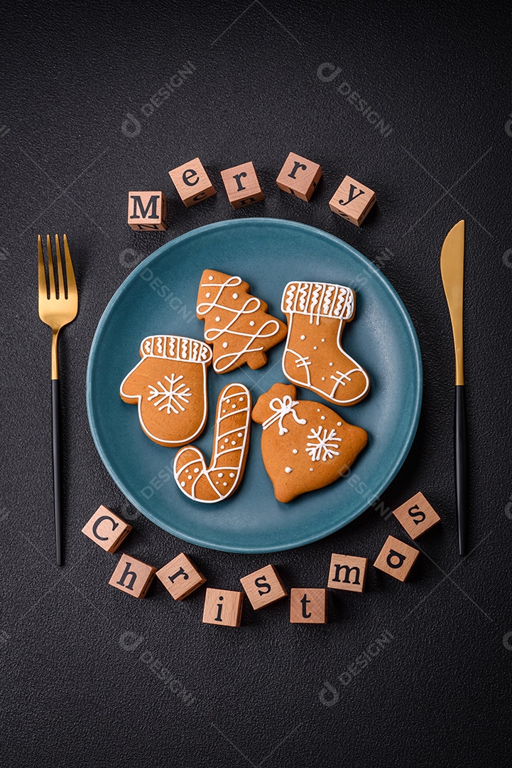 Linda composição de Natal com espaço de cópia com inscrição em cubos de madeira sobre fundo de concreto preto