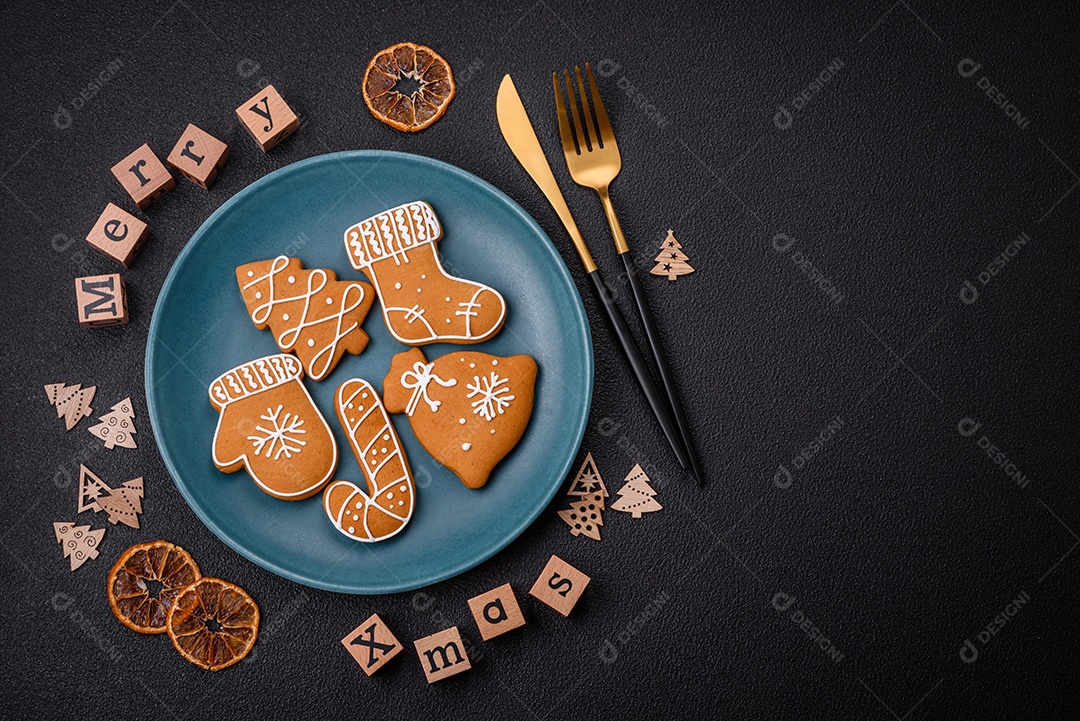 Linda composição de Natal com espaço de cópia com inscrição em cubos de madeira sobre fundo de concreto preto