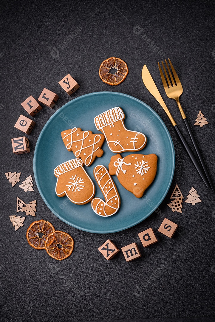 Linda composição de Natal com espaço de cópia com inscrição em cubos de madeira sobre fundo de concreto preto