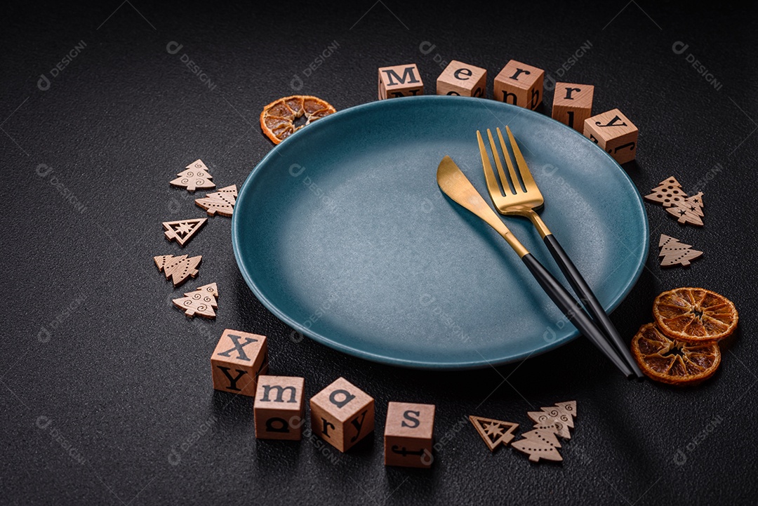 Linda composição de Natal com espaço de cópia com inscrição em cubos de madeira sobre fundo de concreto preto