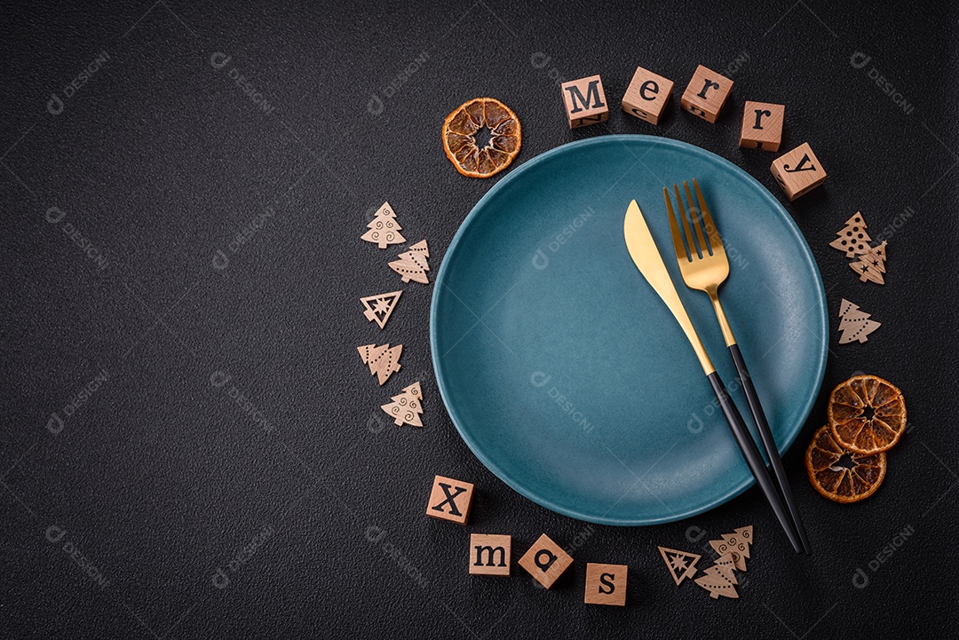 Linda composição de Natal com espaço de cópia com inscrição em cubos de madeira sobre fundo de concreto preto