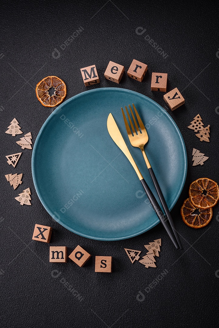 Linda composição de Natal com espaço de cópia com inscrição em cubos de madeira sobre fundo de concreto preto