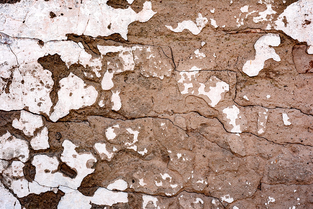 Textura, parede, concreto, pode ser usado como fundo. Fragmento de parede com arranhões e rachaduras