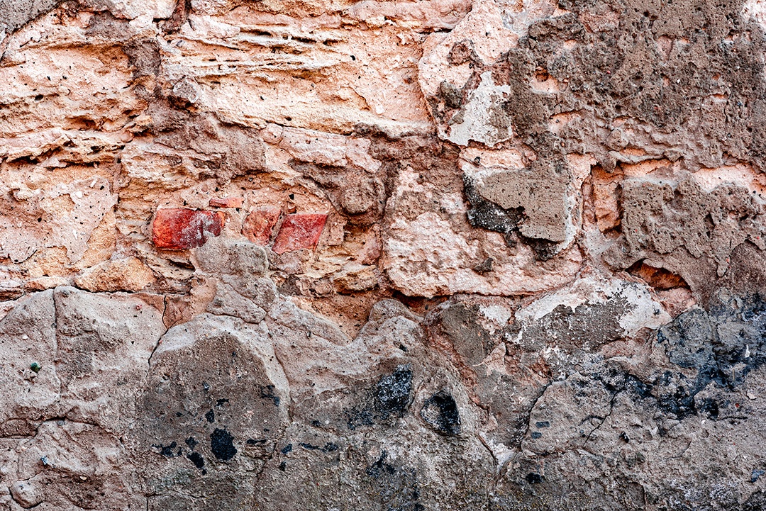 Textura, parede, concreto, pode ser usado como fundo. Fragmento de parede com arranhões e rachaduras
