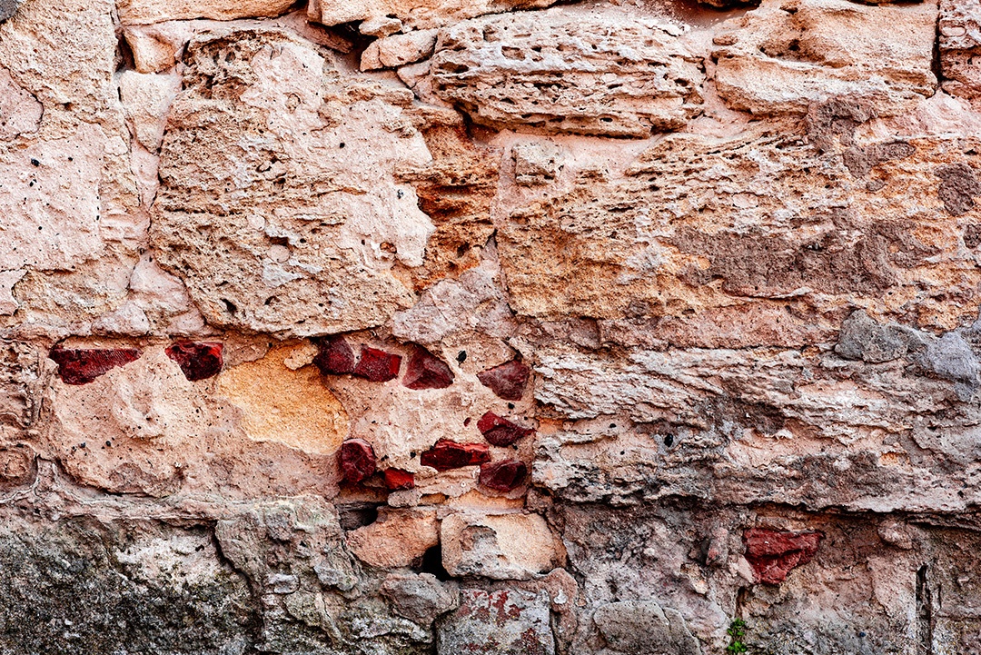 Textura, parede, concreto, pode ser usado como fundo. Fragmento de parede com arranhões e rachaduras
