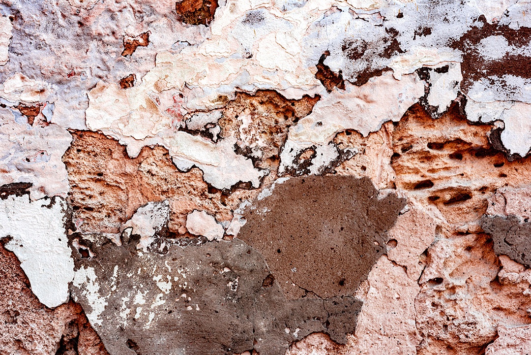 Textura, parede, concreto, pode ser usado como fundo. Fragmento de parede com arranhões e rachaduras