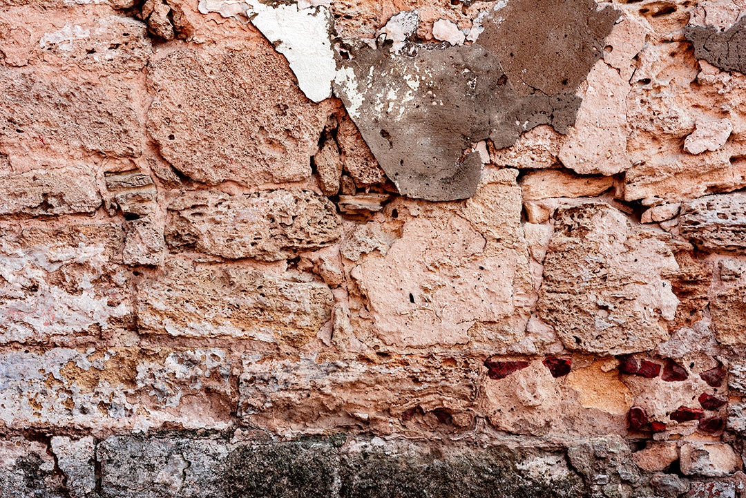 Textura, parede, concreto, pode ser usado como fundo. Fragmento de parede com arranhões e rachaduras