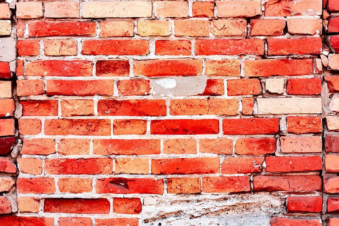 Textura, tijolo, parede, pode ser usado como fundo. Textura de tijolo com arranhões e rachaduras