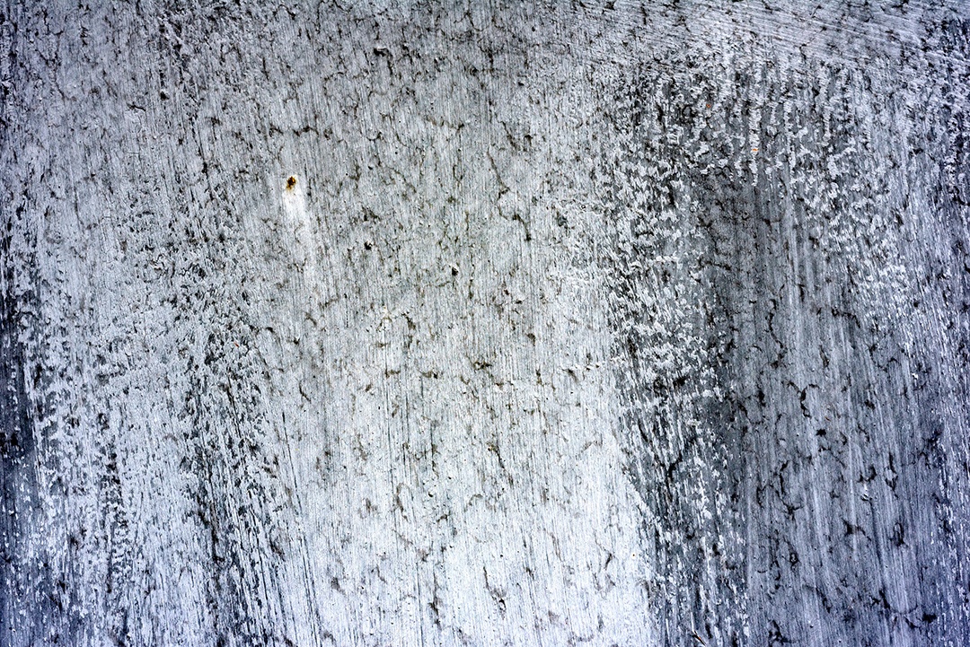 Textura de uma parede metálica com rachaduras e arranhões que podem ser usadas como fundo