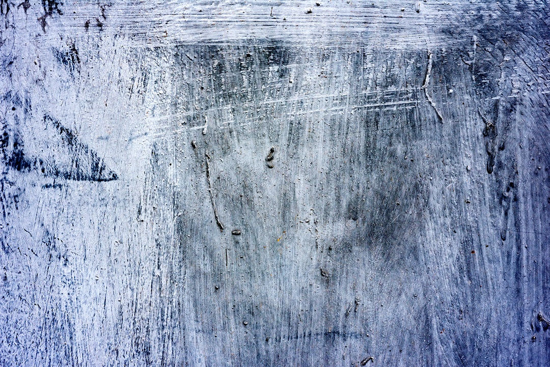 Textura de uma parede metálica com rachaduras e arranhões que podem ser usadas como fundo