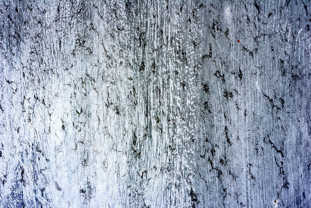 Textura de uma parede metálica com rachaduras e arranhões que podem ser usadas como fundo