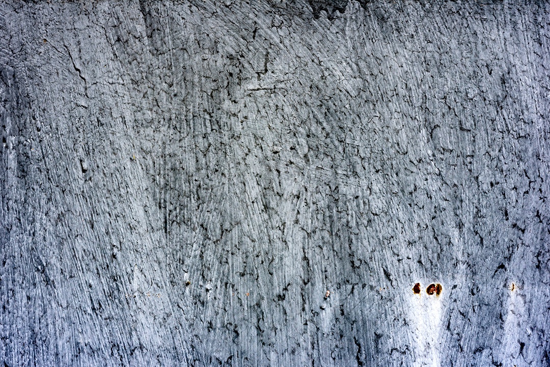 Textura de uma parede metálica com rachaduras e arranhões que podem ser usadas como fundo