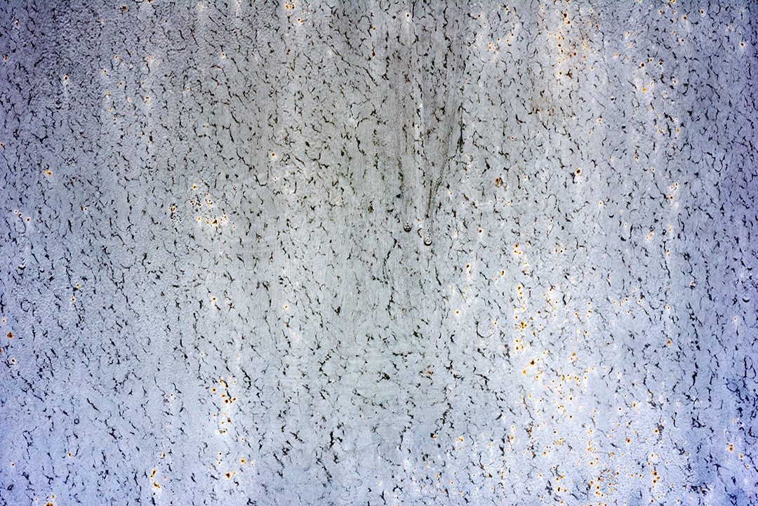 Textura de uma parede metálica com rachaduras e arranhões que podem ser usadas como fundo