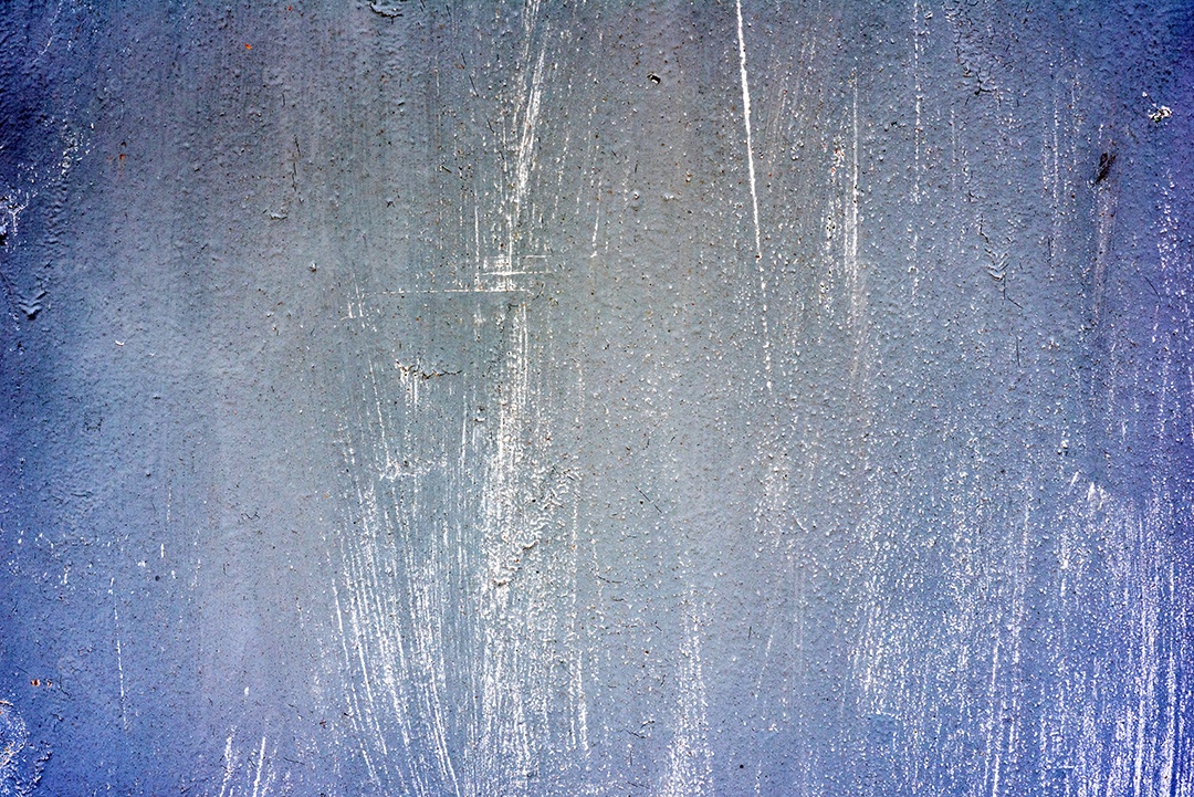 Textura de uma parede metálica com rachaduras e arranhões que podem ser usadas como fundo