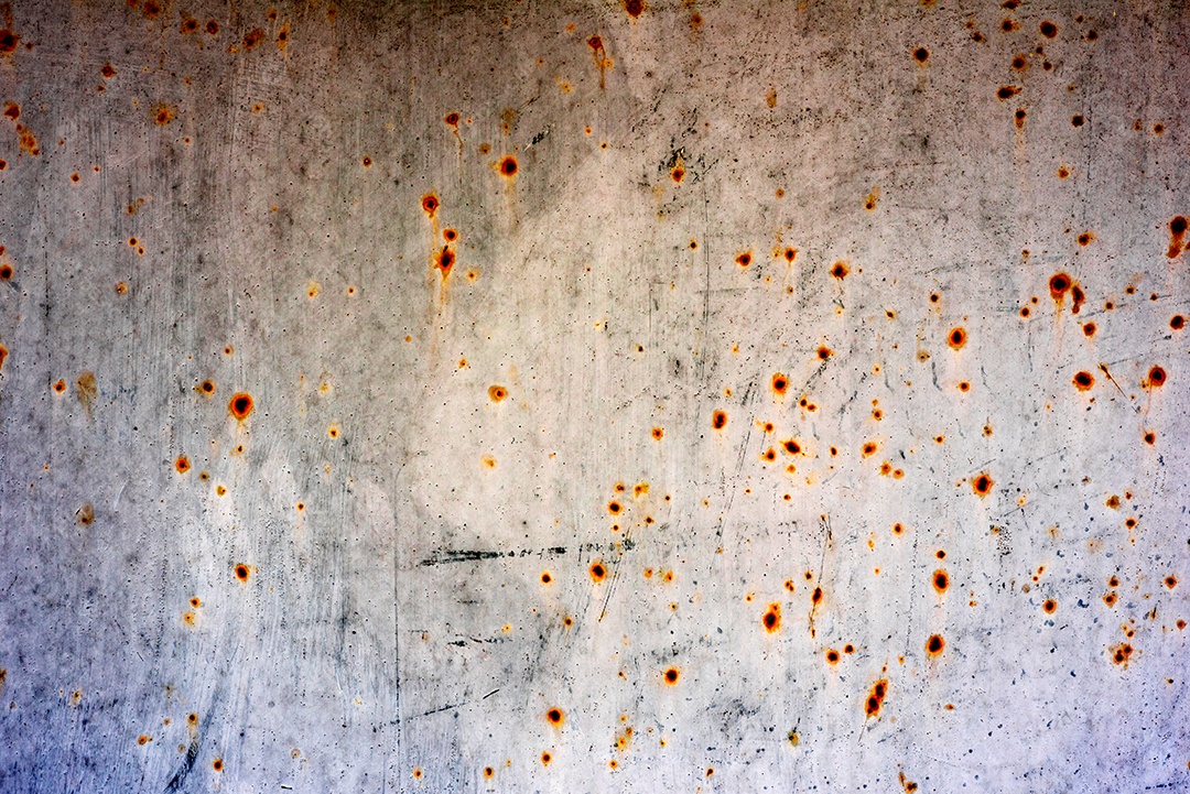 Textura de uma parede metálica com rachaduras e arranhões que podem ser usadas como fundo