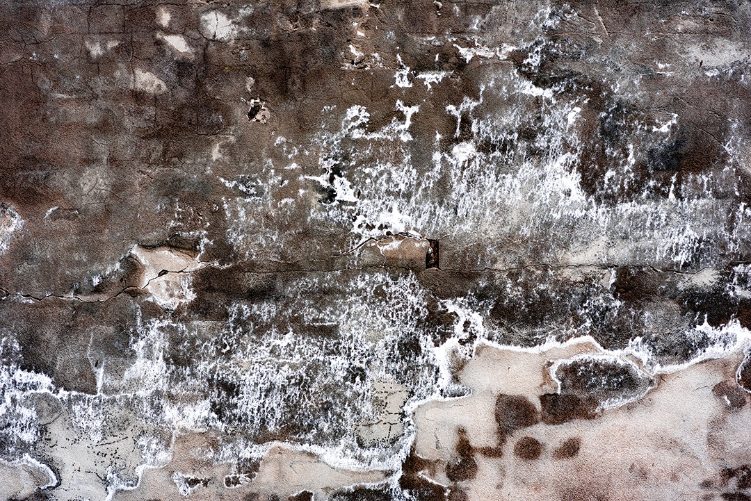 Textura, parede, concreto, pode ser usado como fundo. Fragmento de parede com arranhões e rachaduras