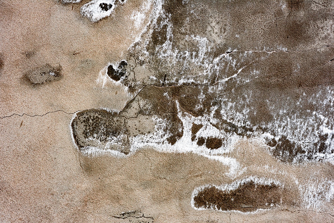 Textura, parede, concreto, pode ser usado como fundo. Fragmento de parede com arranhões e rachaduras