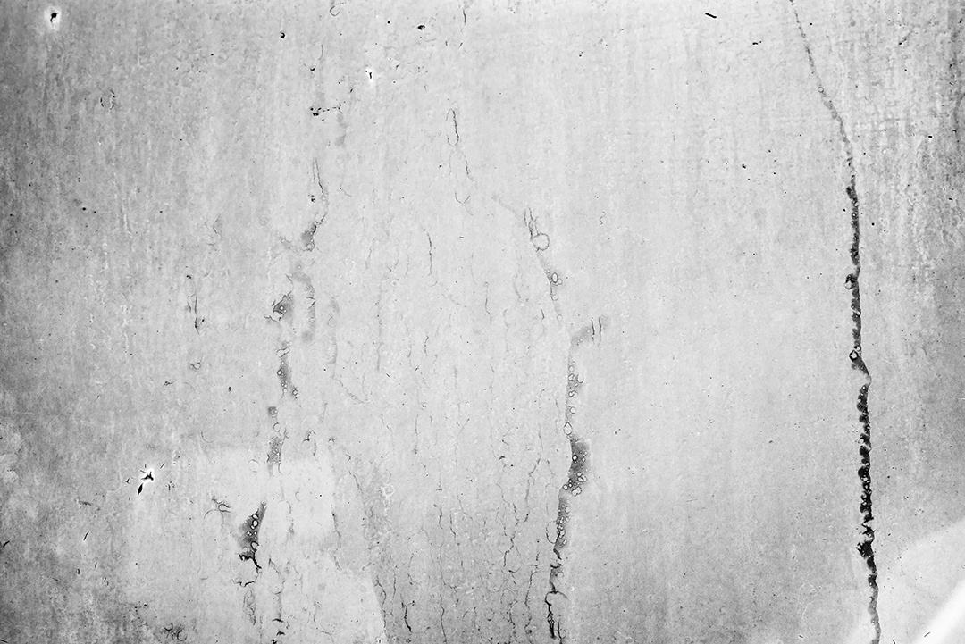 Textura, parede, concreto, pode ser usado como fundo. Fragmento de parede com arranhões e rachaduras