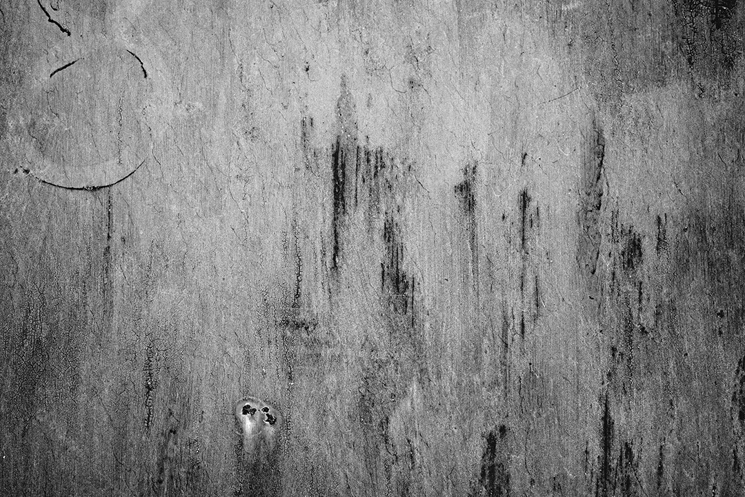 Textura, parede, concreto, pode ser usado como fundo. Fragmento de parede com arranhões e rachaduras