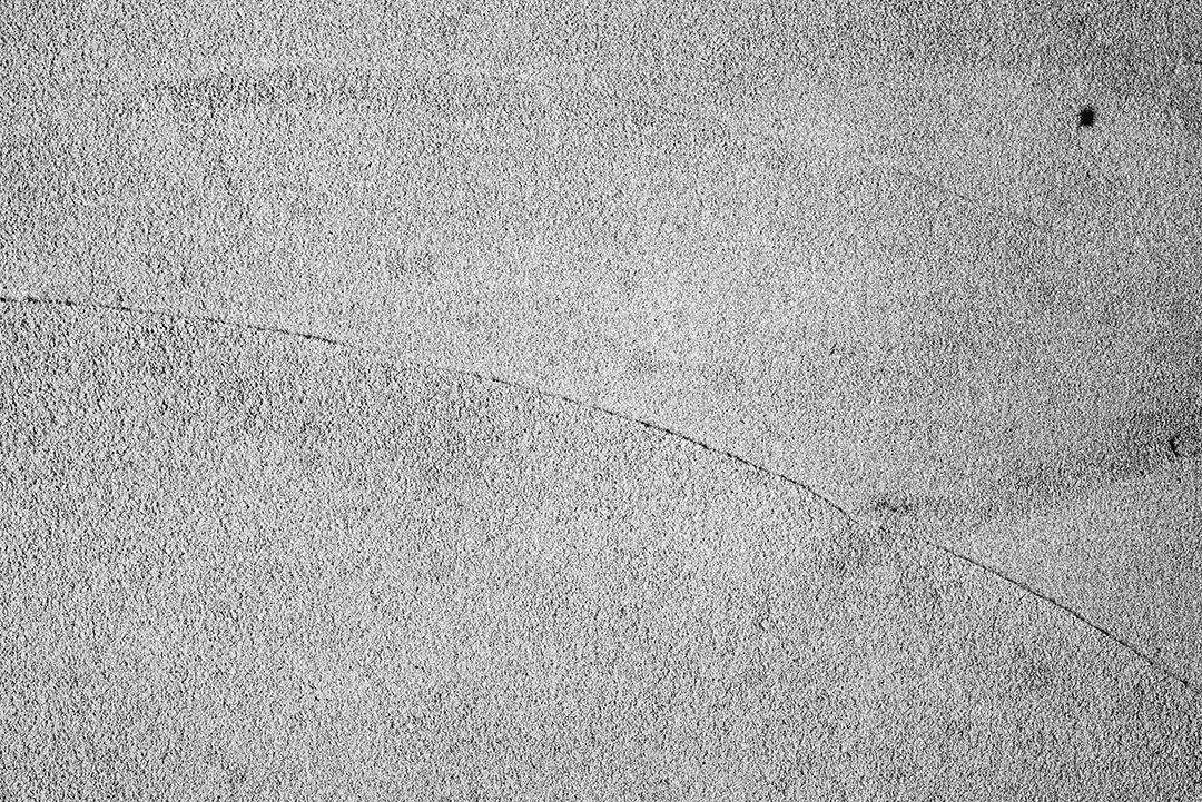 Textura, parede, concreto, pode ser usado como fundo. Fragmento de parede com arranhões e rachaduras