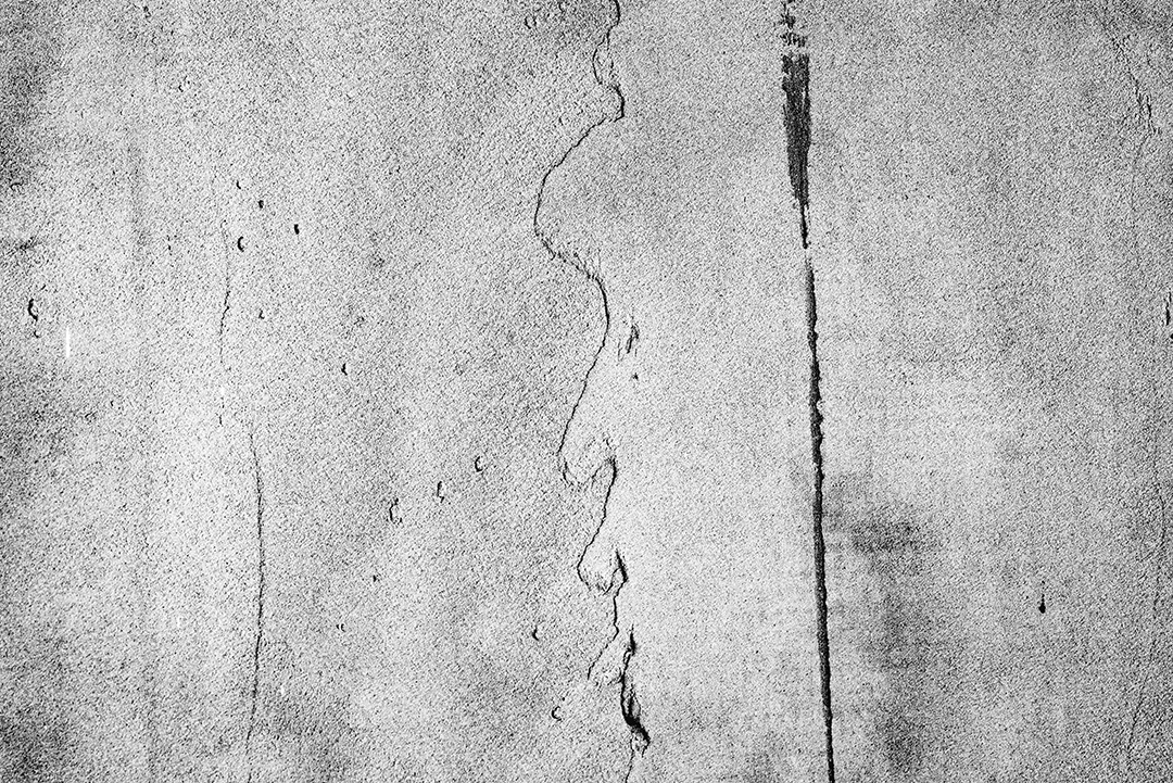 Textura, parede, concreto, pode ser usado como fundo. Fragmento de parede com arranhões e rachaduras