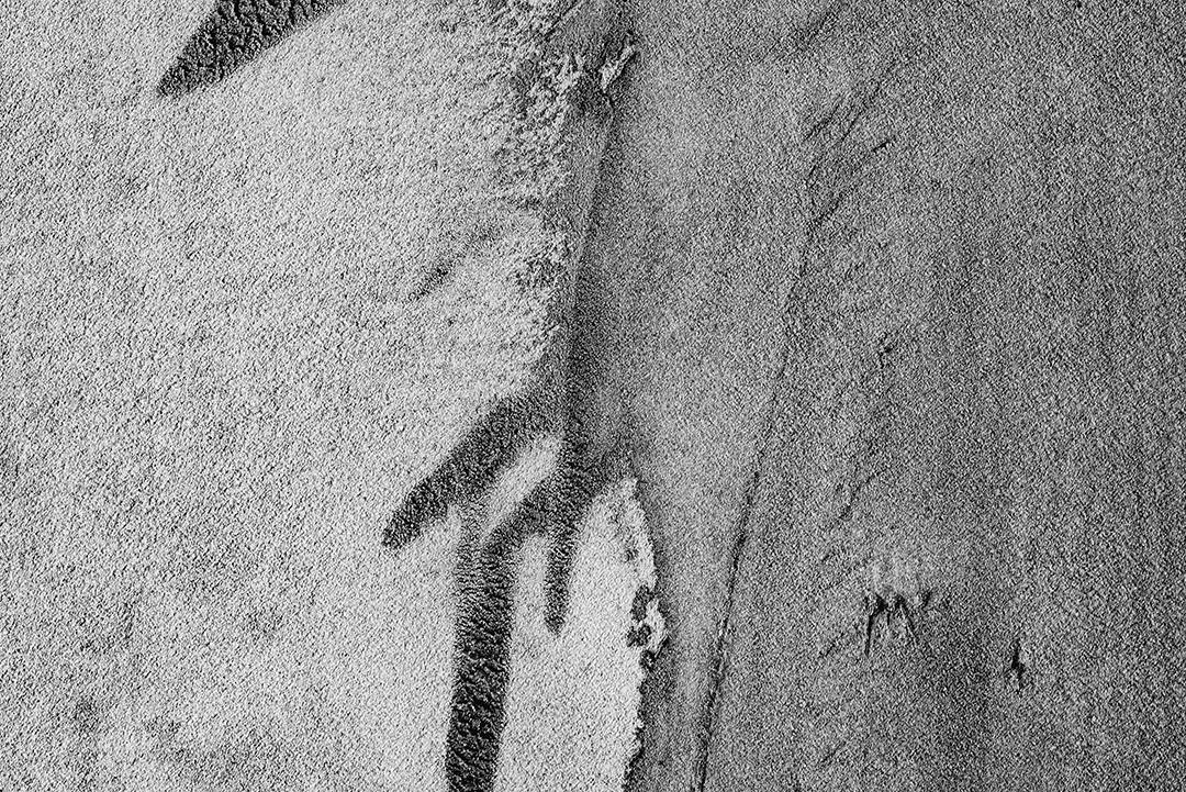 Textura, parede, concreto, pode ser usado como fundo. Fragmento de parede com arranhões e rachaduras