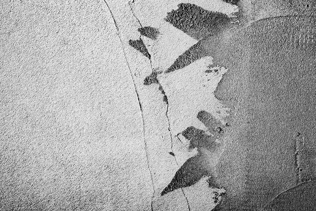 Textura, parede, concreto, pode ser usado como fundo. Fragmento de parede com arranhões e rachaduras