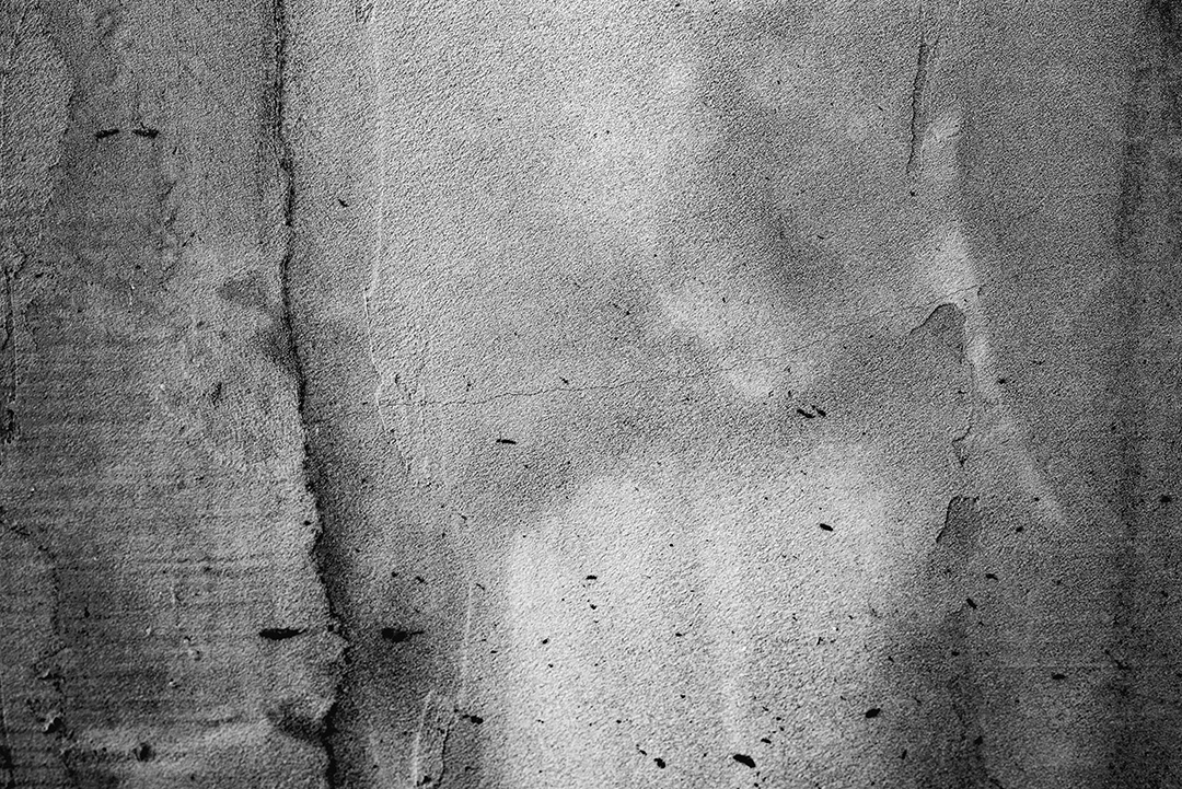 Textura, parede, concreto, pode ser usado como fundo. Fragmento de parede com arranhões e rachaduras