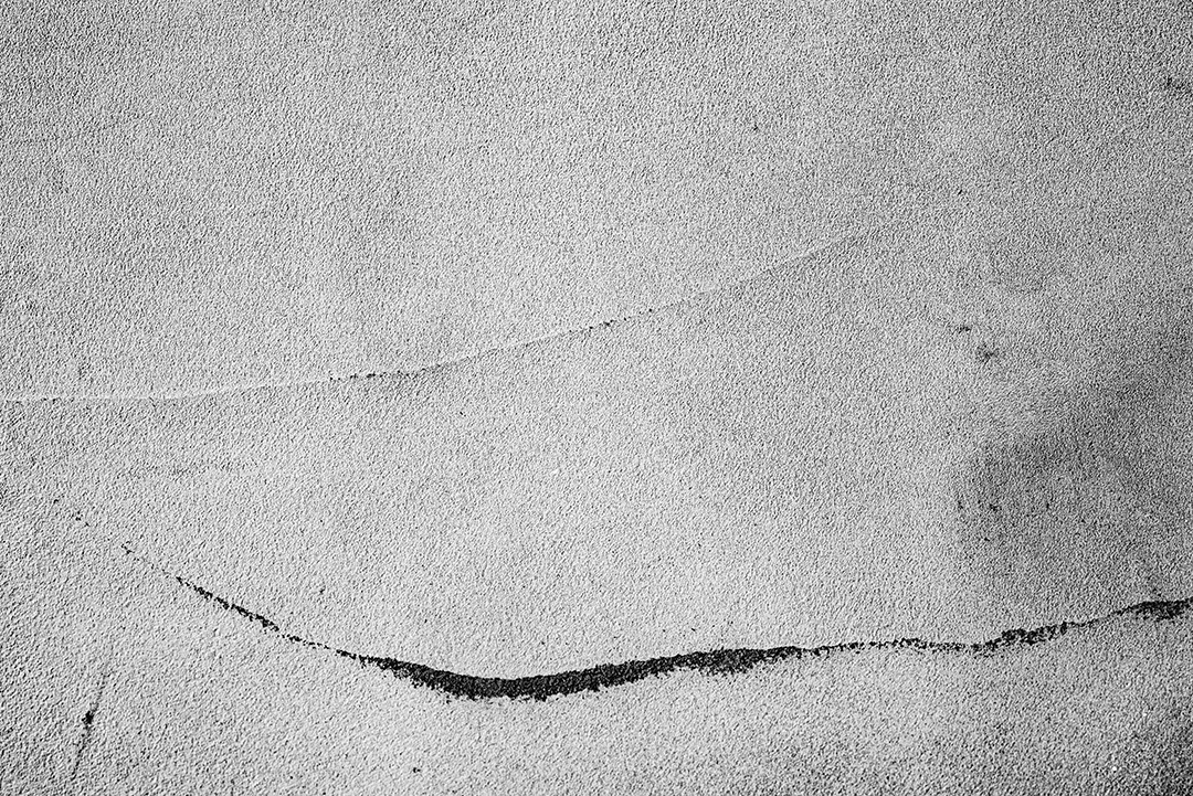 Textura, parede, concreto, pode ser usado como fundo. Fragmento de parede com arranhões e rachaduras