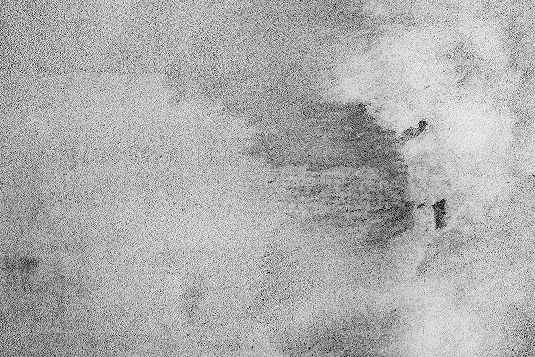 Textura, parede, concreto, pode ser usado como fundo. Fragmento de parede com arranhões e rachaduras