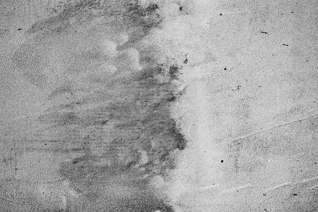 Textura, parede, concreto, pode ser usado como fundo. Fragmento de parede com arranhões e rachaduras