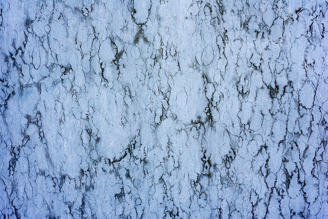 Textura, parede, concreto, pode ser usado como fundo. Fragmento de parede com arranhões e rachaduras