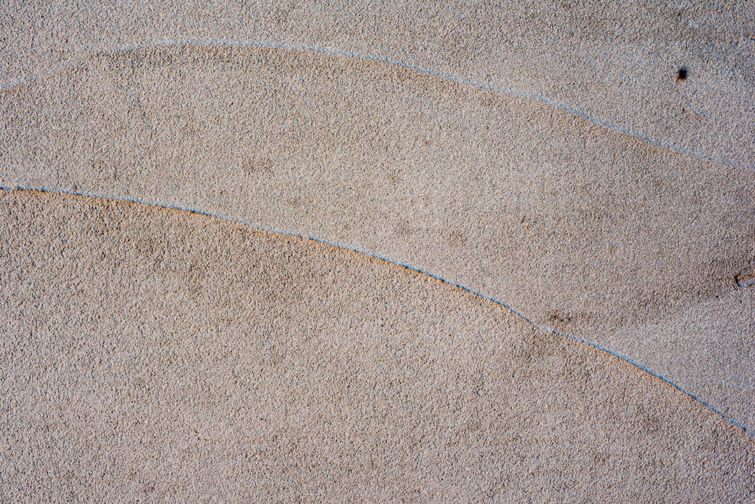 Textura, parede, concreto, pode ser usado como fundo. Fragmento de parede com arranhões e rachaduras