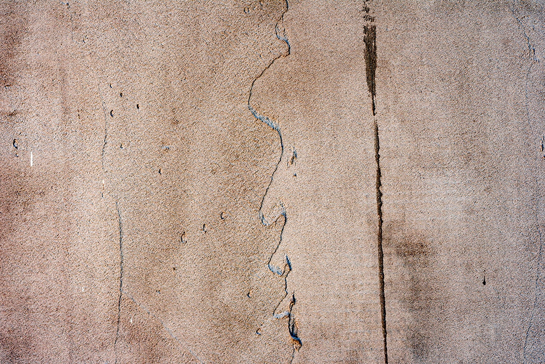 Textura, parede, concreto, pode ser usado como fundo. Fragmento de parede com arranhões e rachaduras