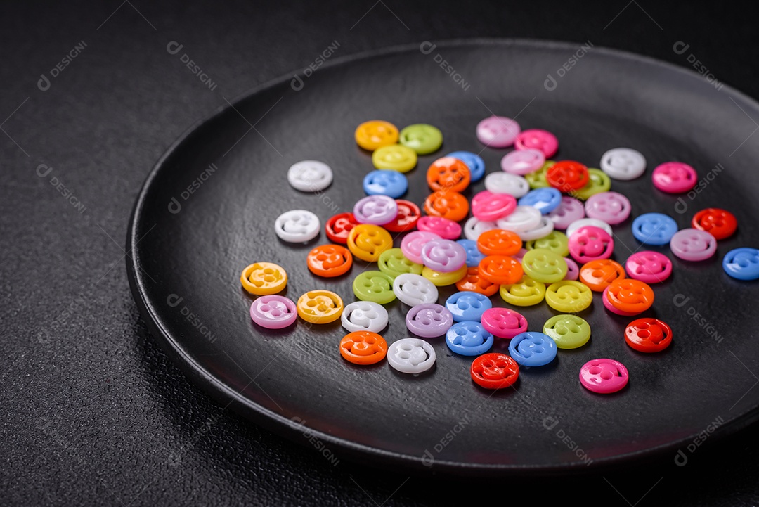 Conceito que consiste na inscrição da palavra sorriso, com emoticons redondos sobre fundo escuro de concreto. Pode ser usado como plano de fundo