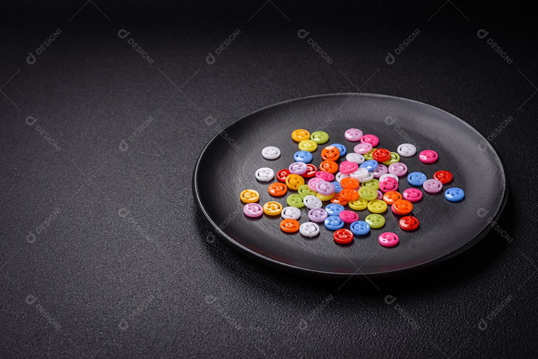 Conceito que consiste na inscrição da palavra sorriso, com emoticons redondos sobre fundo escuro de concreto. Pode ser usado como plano de fundo