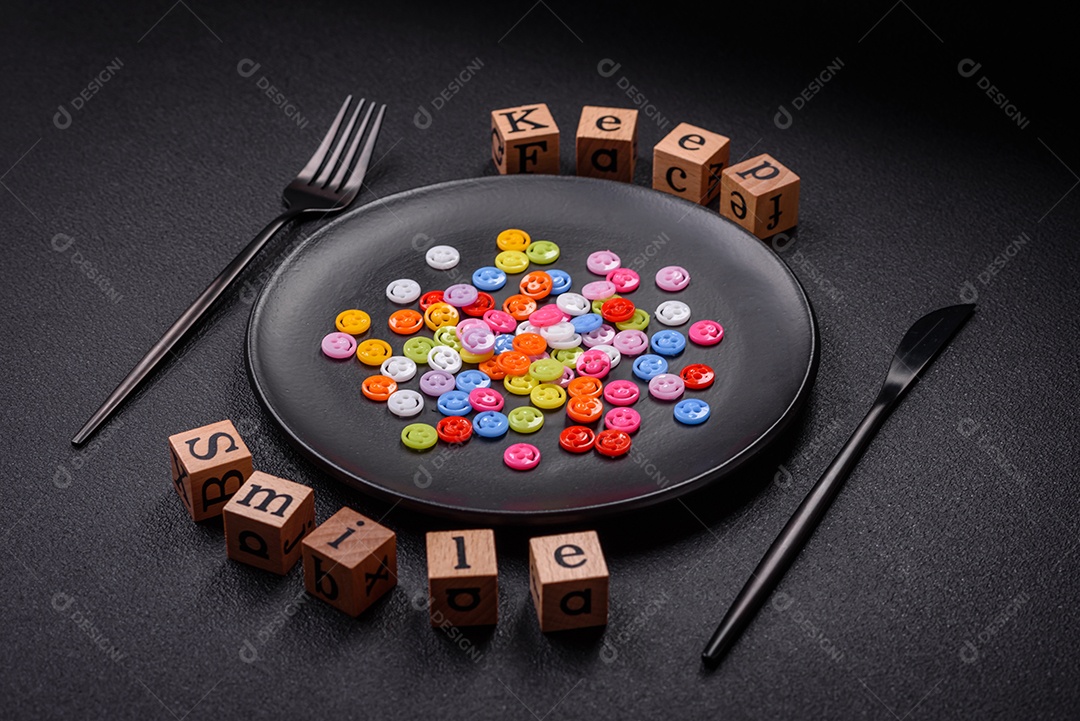 Conceito que consiste na inscrição da palavra sorriso, com emoticons redondos sobre fundo escuro de concreto. Pode ser usado como plano de fundo