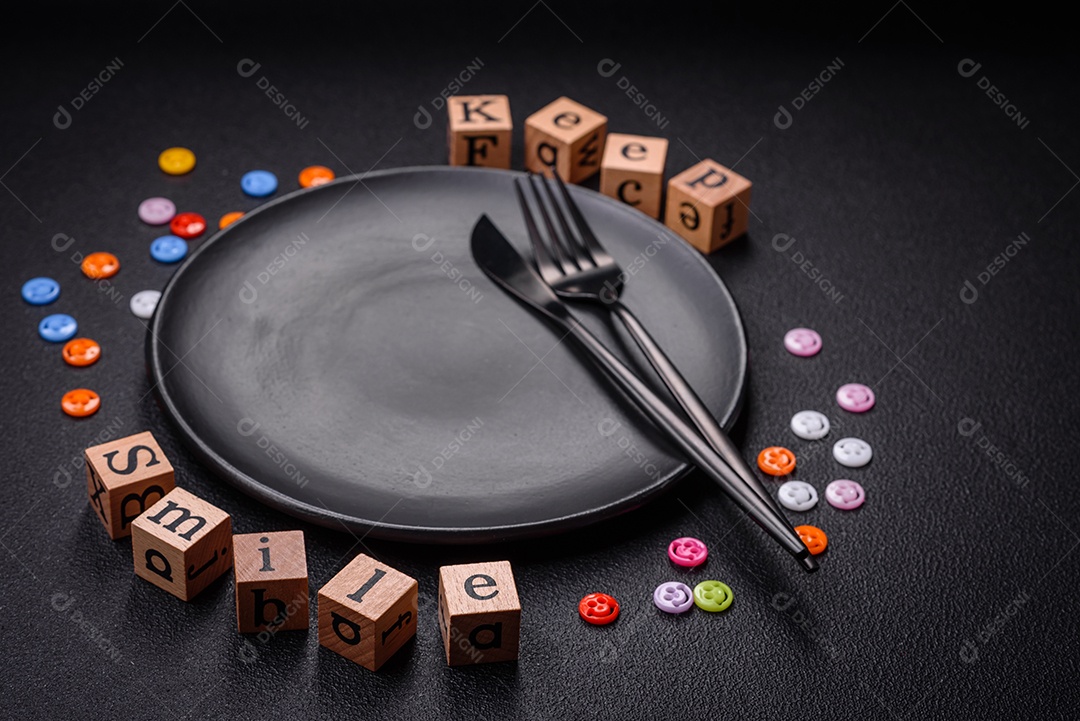 Conceito que consiste na inscrição da palavra sorriso, com emoticons redondos sobre fundo escuro de concreto. Pode ser usado como plano de fundo