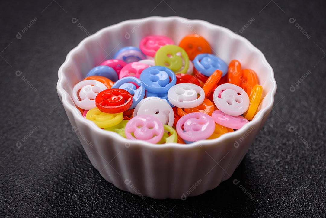 Conceito que consiste na inscrição da palavra sorriso, com emoticons redondos sobre fundo escuro de concreto. Pode ser usado como plano de fundo