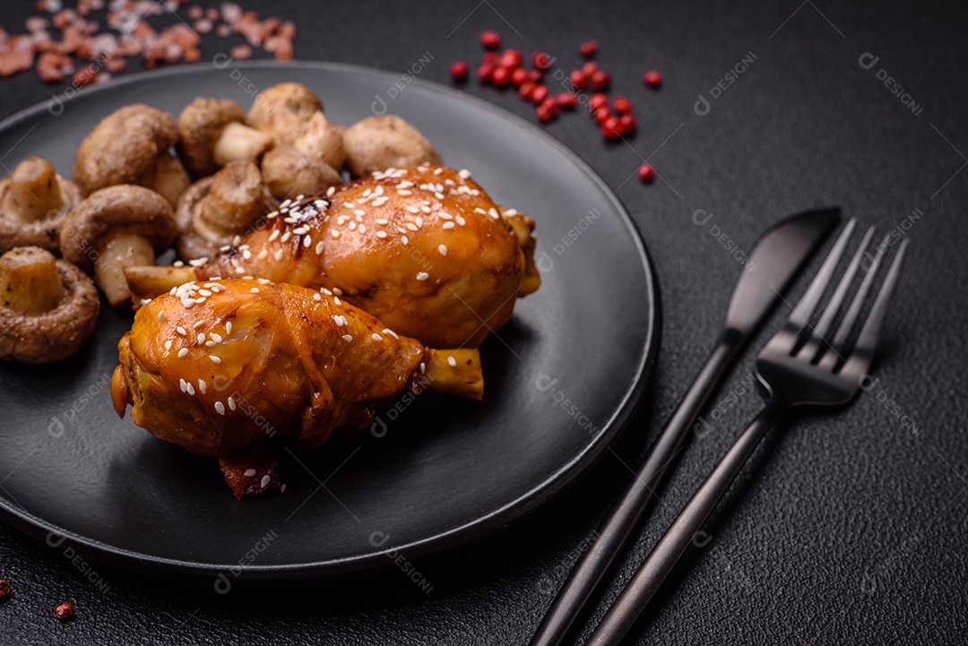 Deliciosos champignon inteiros e suculentos assados ​​na grelha com sal e especiarias em uma placa de cerâmica sobre um fundo escuro de concreto