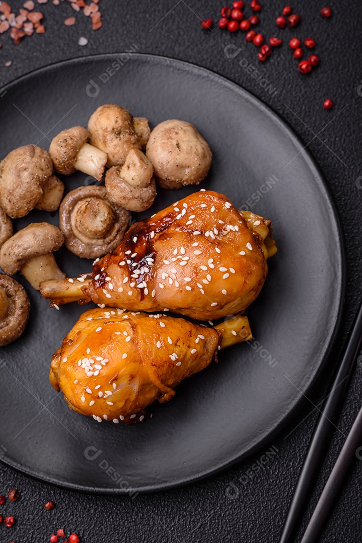 Deliciosos champignon inteiros e suculentos assados ​​na grelha com sal e especiarias em uma placa de cerâmica sobre um fundo escuro de concreto