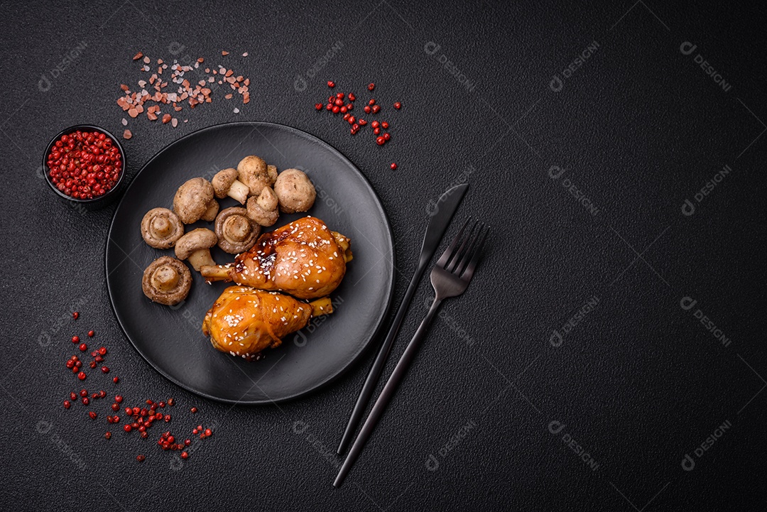 Deliciosos champignon inteiros e suculentos assados ​​na grelha com sal e especiarias em uma placa de cerâmica sobre um fundo escuro de concreto